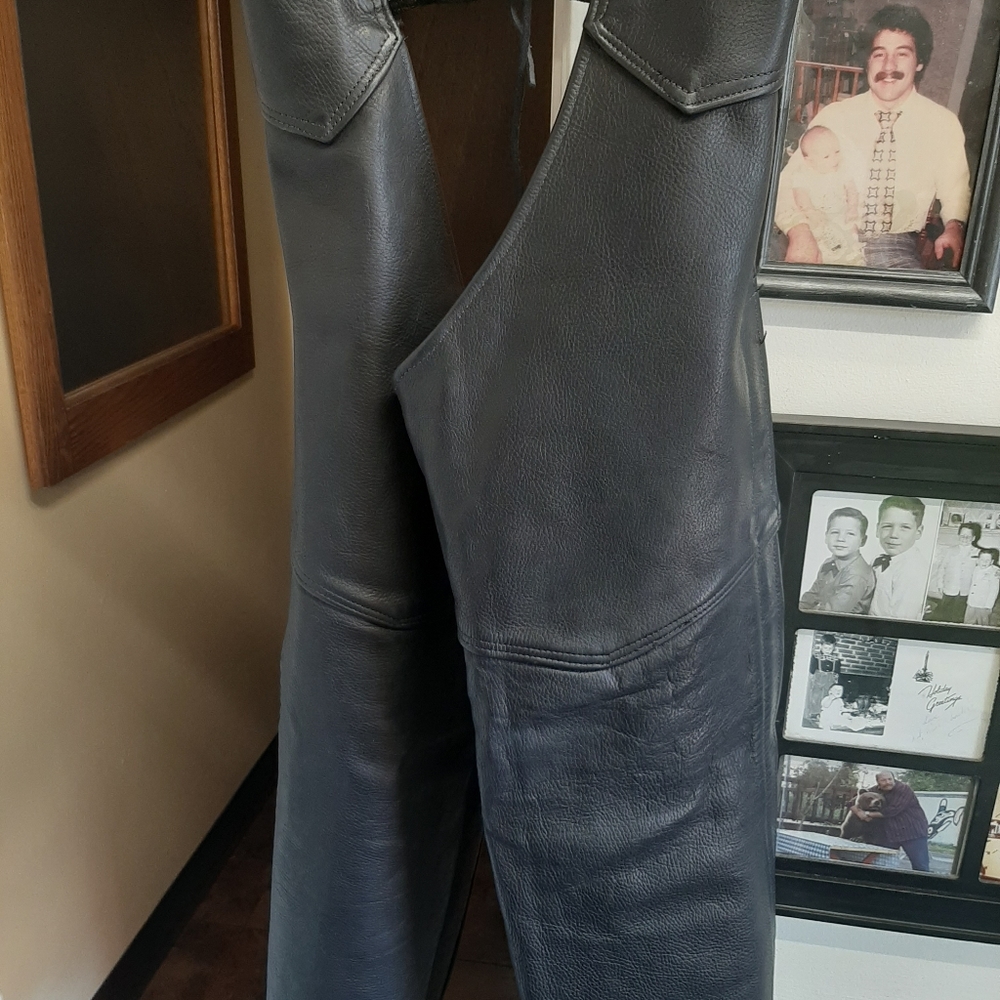 Riding chaps for motorcycle